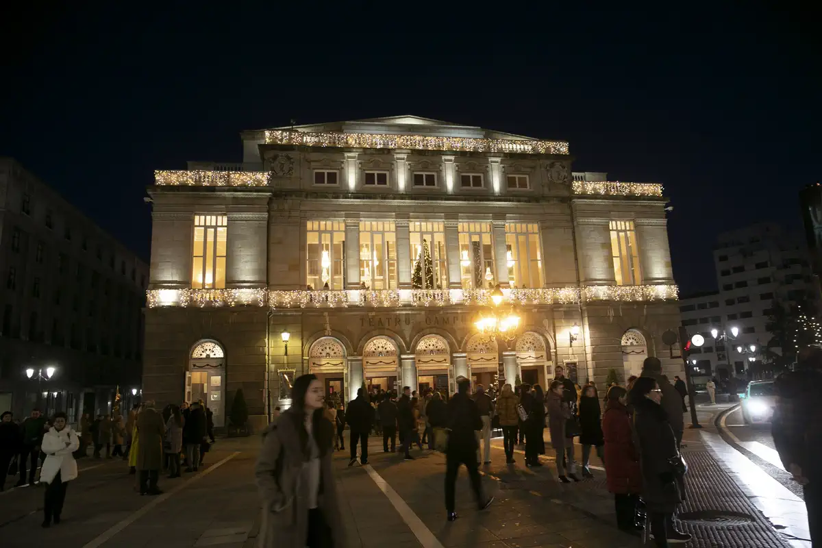 Fachada del Teatro Campoamor iluminada durante un concierto de Oviedo Filarmonía.