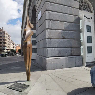 Escultura “La bailarina”, ubicada en una esquina del Teatro Campoamor.