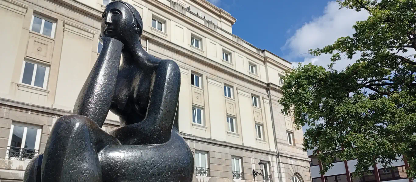 Escultura “La pensadora” de José Luis Fernández en el exterior del Teatro
            Campoamor.