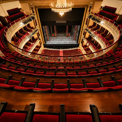 Vista general de la sala del Teatro Campoamor de Oviedo desde el anfiteatro superior.