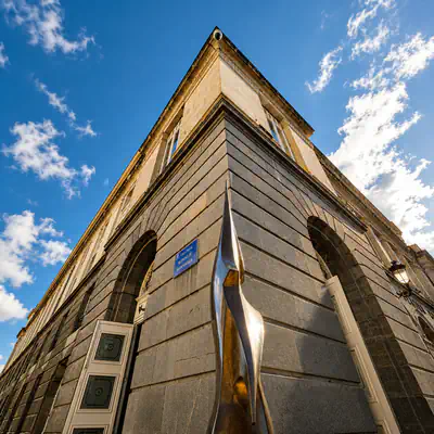 Escultura abstracta junto a la fachada lateral del Teatro Campoamor de Oviedo.