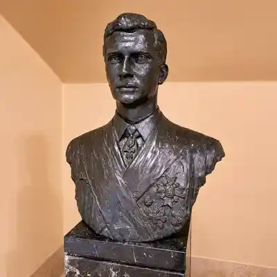 Busto de S.A.R. Felipe de Borbón en bronce con uniforme de gala y condecoraciones.