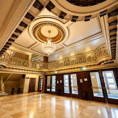 Vestíbulo principal del Teatro Campoamor de Oviedo visto desde el interior.