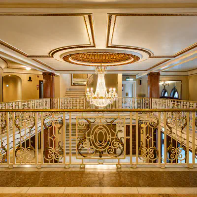 Galería superior del vestíbulo principal del Teatro Campoamor de Oviedo.