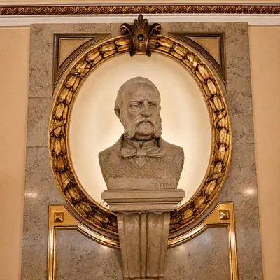 Busto de Ramón de Campoamor en el interior del Teatro Campoamor de Oviedo.