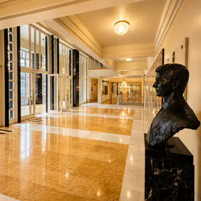 Vestíbulo de la segunda planta del Teatro Campoamor de Oviedo con acceso al salón de té.