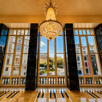 Panorama 360 del salón de té del Teatro Campoamor de Oviedo con vistas a la plaza de la Escandalera.