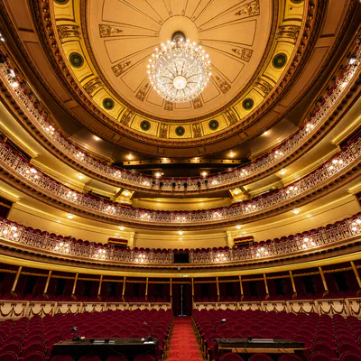 Panorama 360 de la embocadura del escenario del Teatro Campoamor de Oviedo.