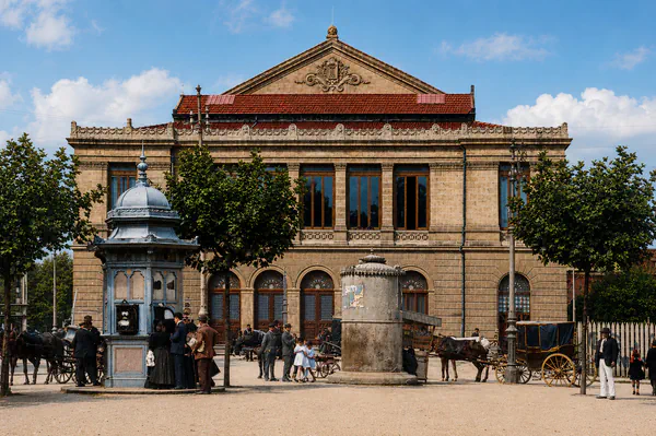Vista coloreada del Teatro Campoamor desde la plaza de la Escandalera, entre 1898 y 1905.