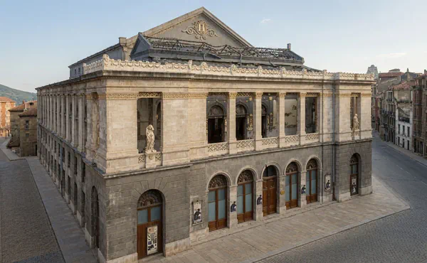 Estado del Teatro Campoamor tras el incendio de octubre de 1934, fotografiado entre 1935 y 1936 y coloreado.