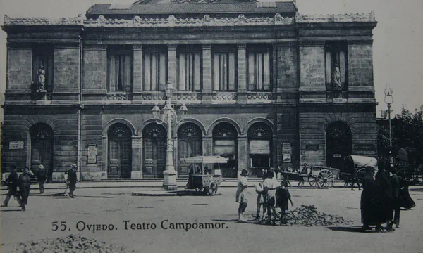 Vista del Teatro Campoamor y su entorno urbano, entre 1909 y 1911.