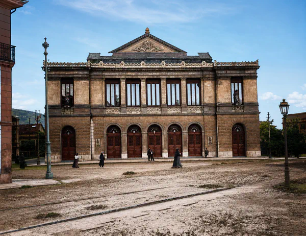 Vista coloreada del Teatro Campoamor y líneas de tranvía en la plaza de la Escandalera, hacia 1892.